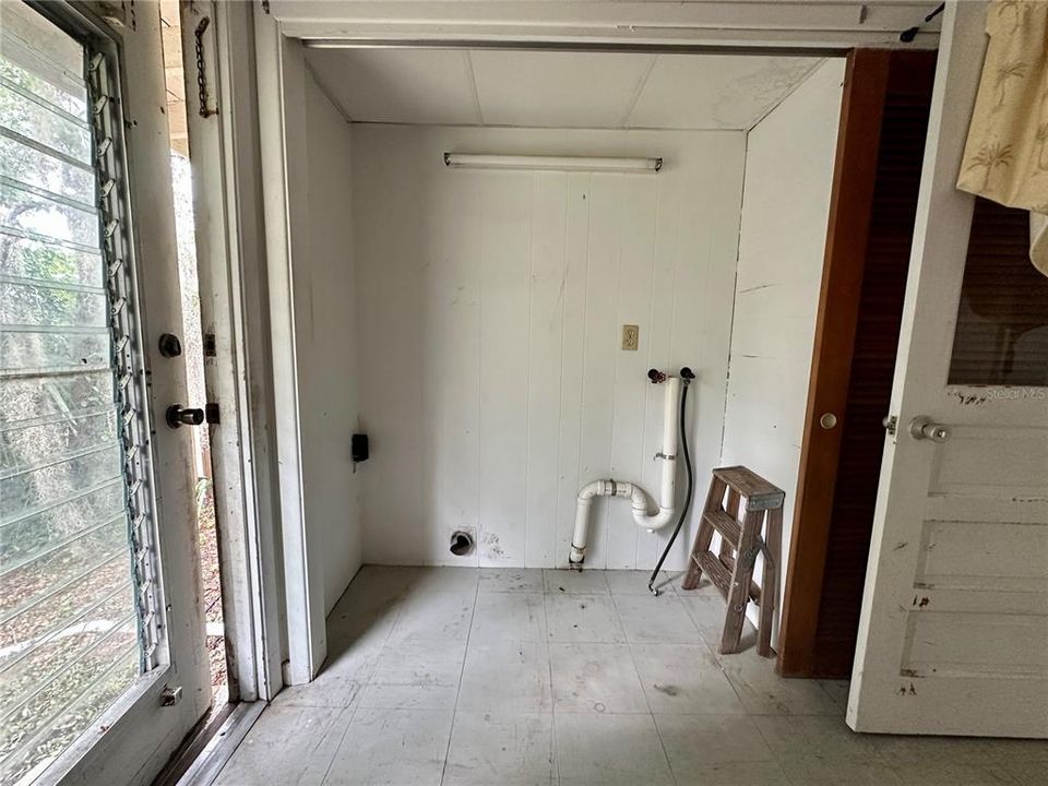 Active With Contract: $140,000 (2 beds, 1 baths, 999 Square Feet)