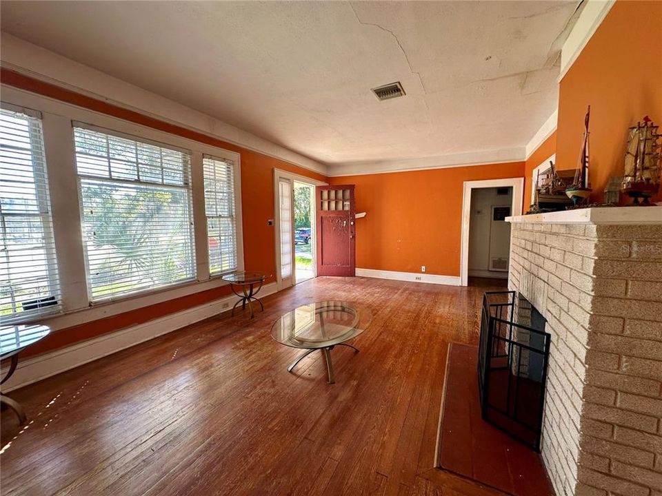 Active With Contract: $140,000 (2 beds, 1 baths, 999 Square Feet)