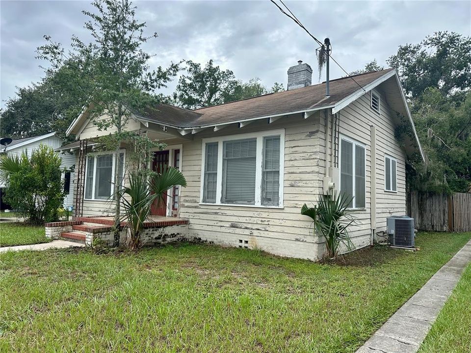 Active With Contract: $140,000 (2 beds, 1 baths, 999 Square Feet)