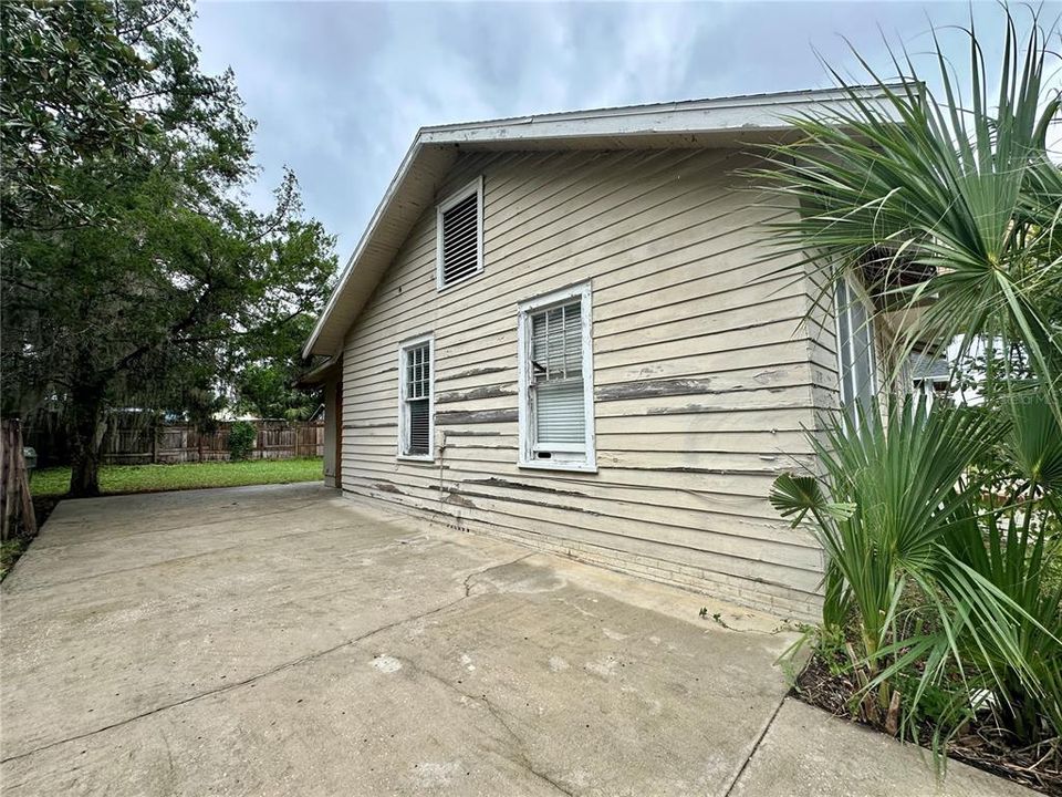 Active With Contract: $140,000 (2 beds, 1 baths, 999 Square Feet)