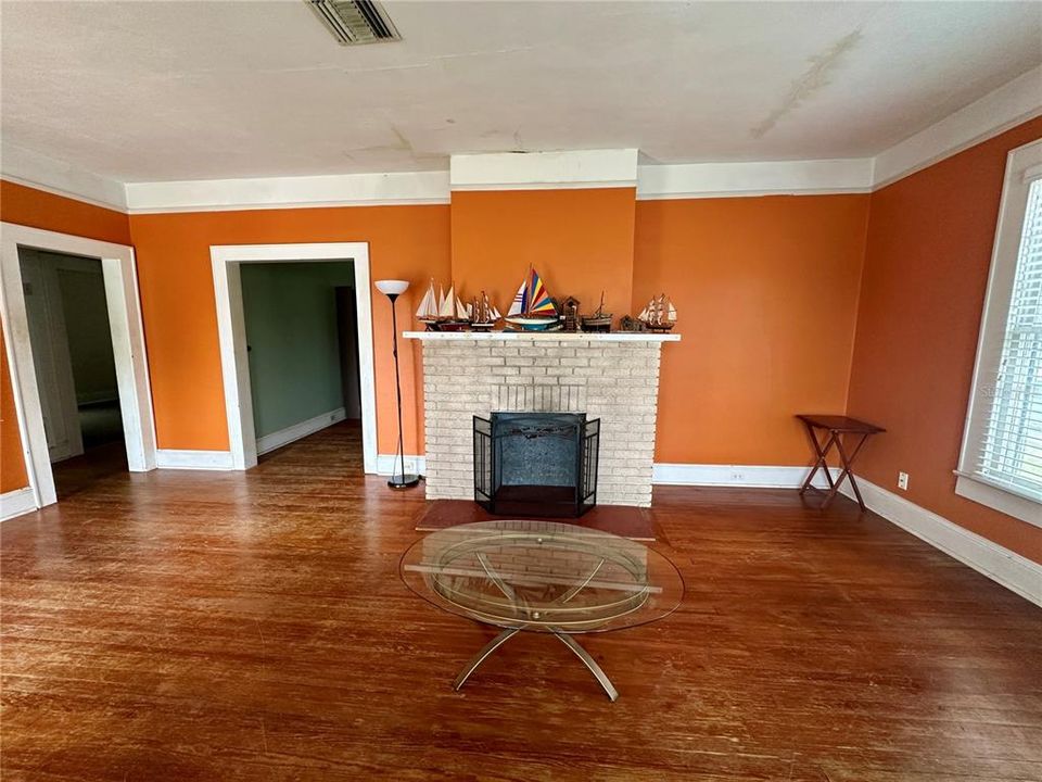 Active With Contract: $140,000 (2 beds, 1 baths, 999 Square Feet)