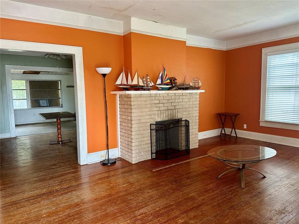 Active With Contract: $140,000 (2 beds, 1 baths, 999 Square Feet)