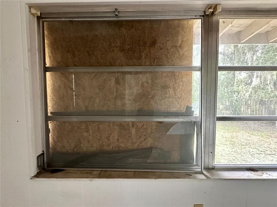 Active With Contract: $140,000 (2 beds, 1 baths, 999 Square Feet)