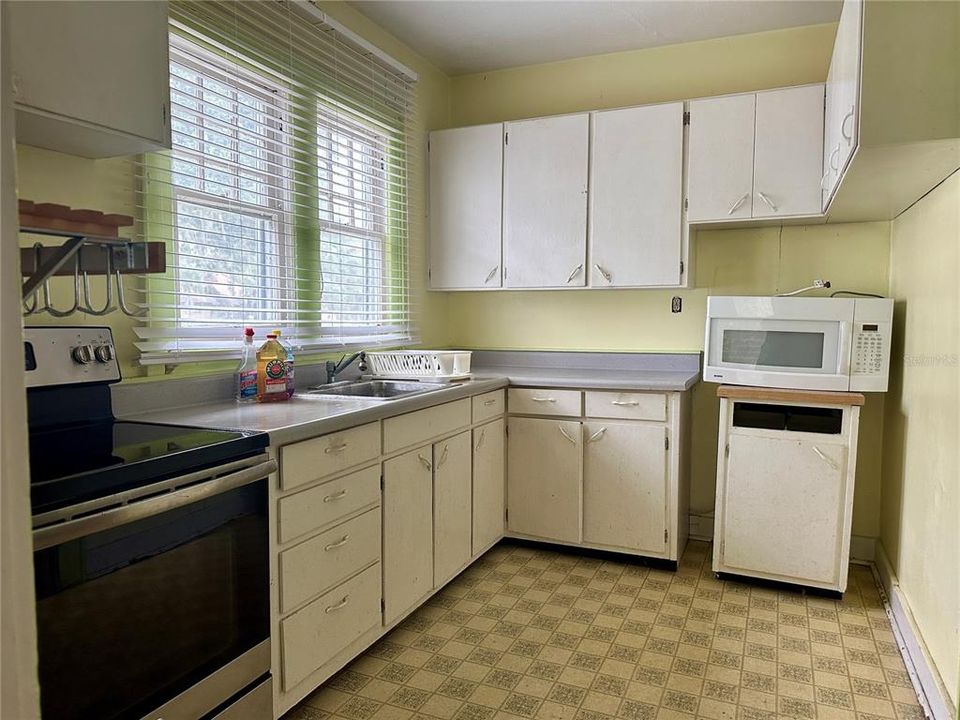 Active With Contract: $140,000 (2 beds, 1 baths, 999 Square Feet)