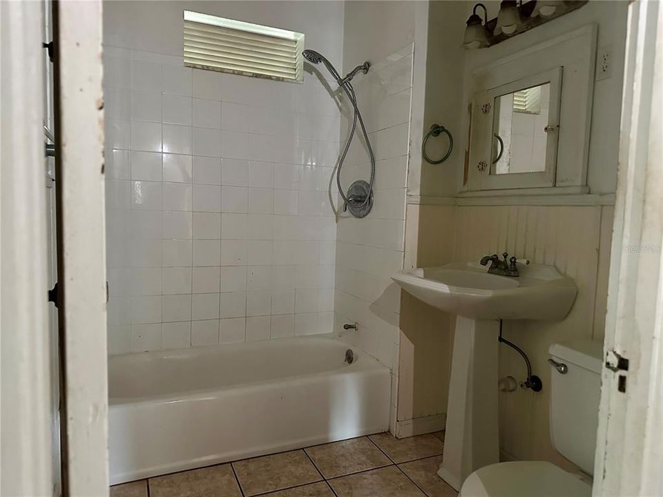 Active With Contract: $140,000 (2 beds, 1 baths, 999 Square Feet)