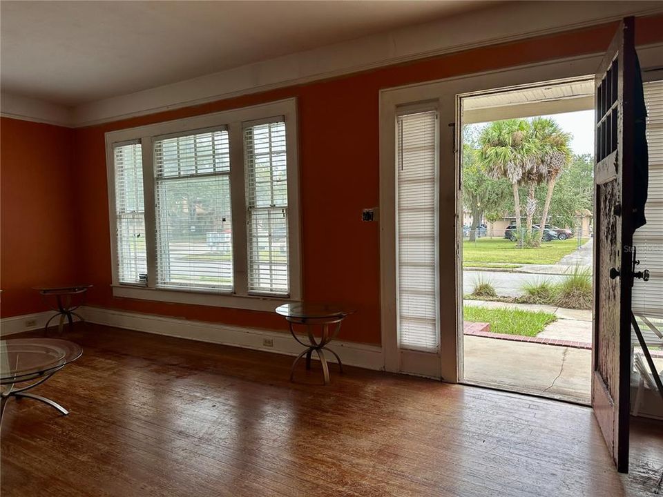 Active With Contract: $140,000 (2 beds, 1 baths, 999 Square Feet)