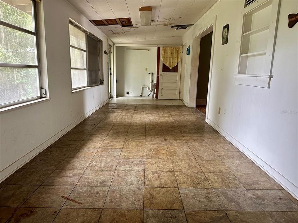 Active With Contract: $140,000 (2 beds, 1 baths, 999 Square Feet)