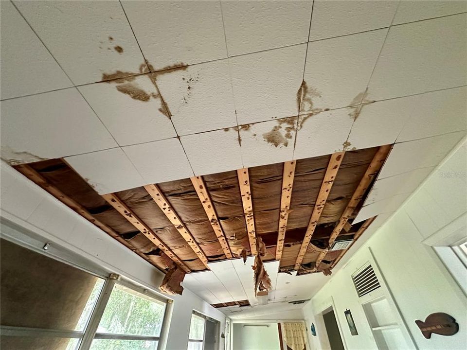 Active With Contract: $140,000 (2 beds, 1 baths, 999 Square Feet)