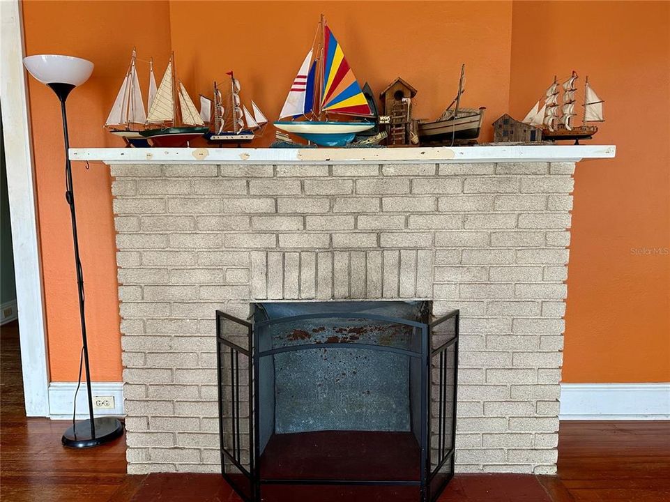 Active With Contract: $140,000 (2 beds, 1 baths, 999 Square Feet)