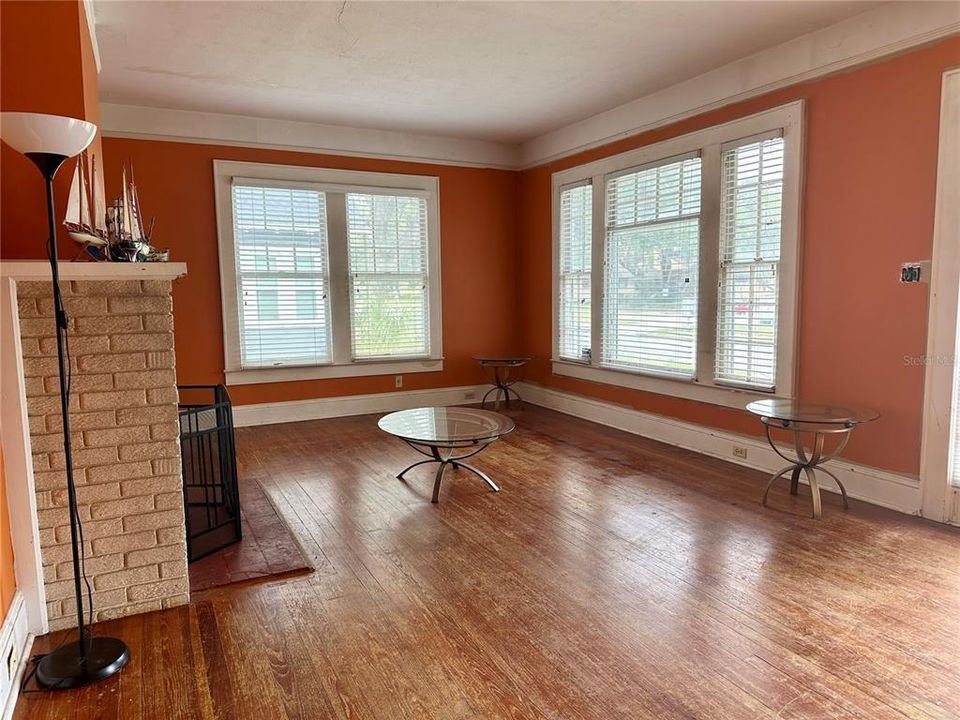 Active With Contract: $140,000 (2 beds, 1 baths, 999 Square Feet)