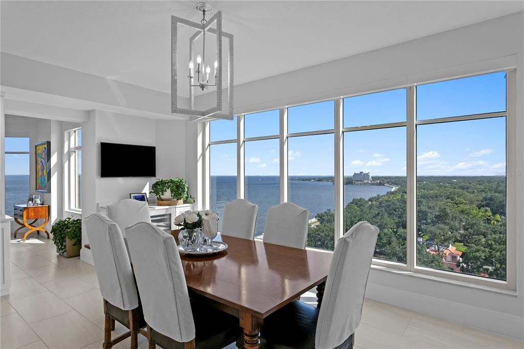 Под контрактом: $2,900,000 (3 спален, 3 ванн, 3316 Квадратных фут)