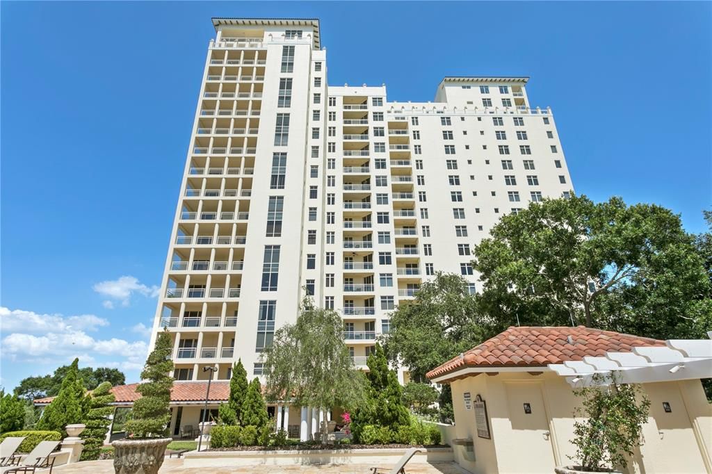 Под контрактом: $2,900,000 (3 спален, 3 ванн, 3316 Квадратных фут)