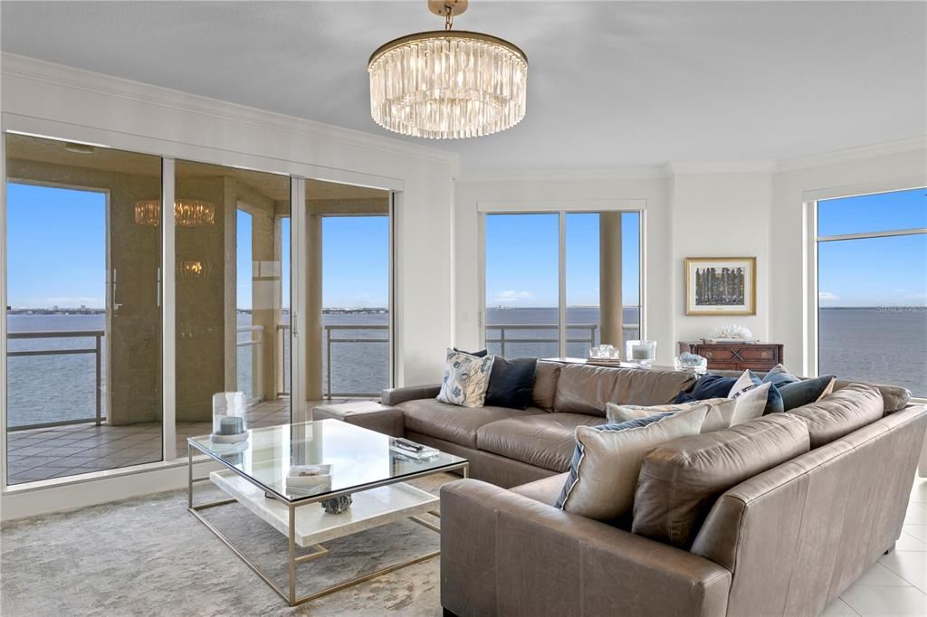 Под контрактом: $2,900,000 (3 спален, 3 ванн, 3316 Квадратных фут)