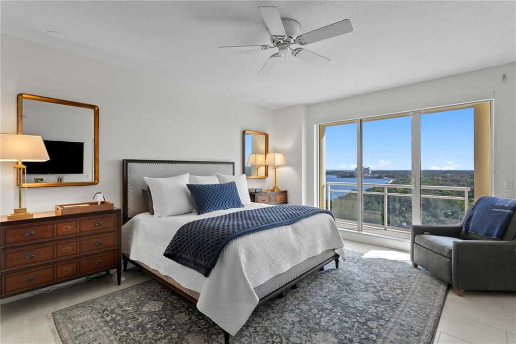 Под контрактом: $2,900,000 (3 спален, 3 ванн, 3316 Квадратных фут)