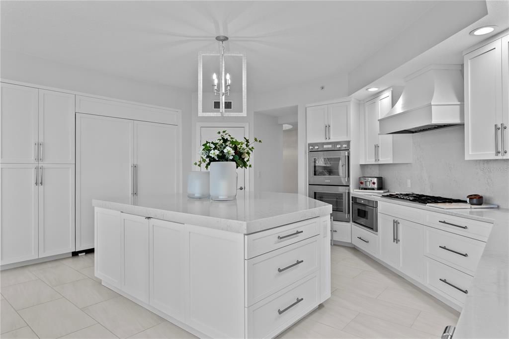 Под контрактом: $2,900,000 (3 спален, 3 ванн, 3316 Квадратных фут)