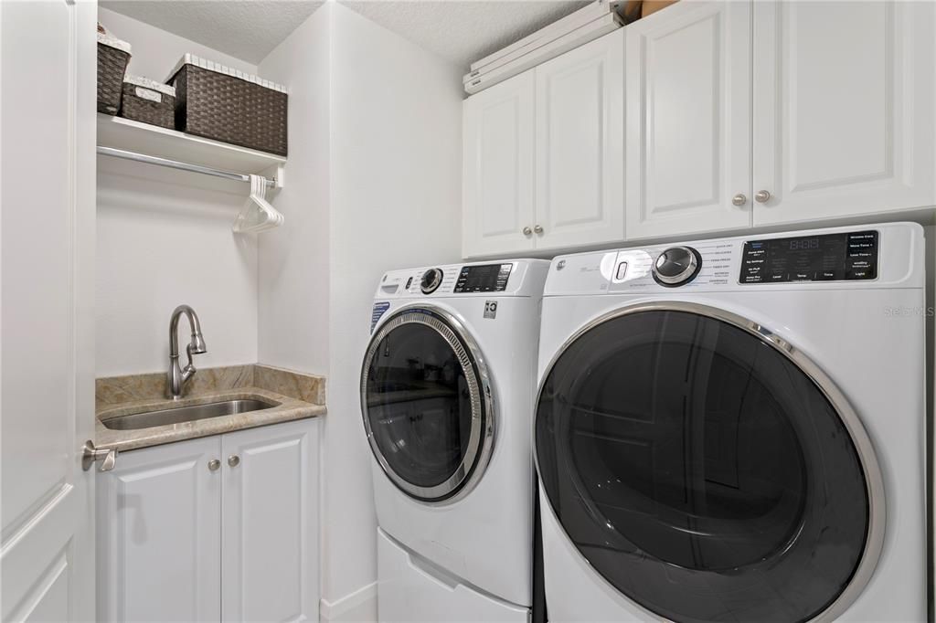 Под контрактом: $2,900,000 (3 спален, 3 ванн, 3316 Квадратных фут)