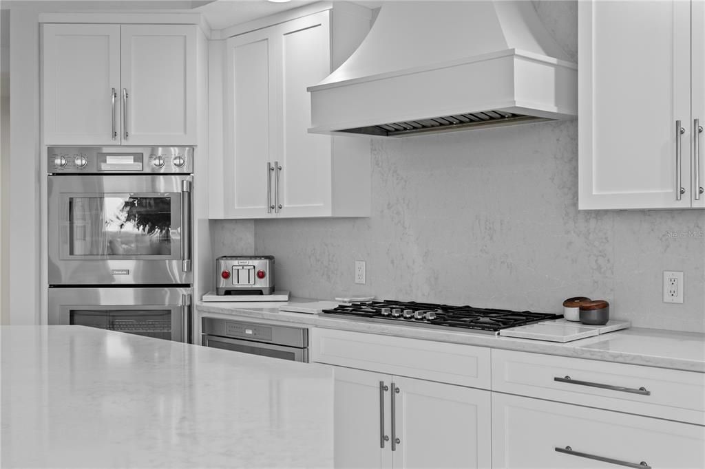 Под контрактом: $2,900,000 (3 спален, 3 ванн, 3316 Квадратных фут)