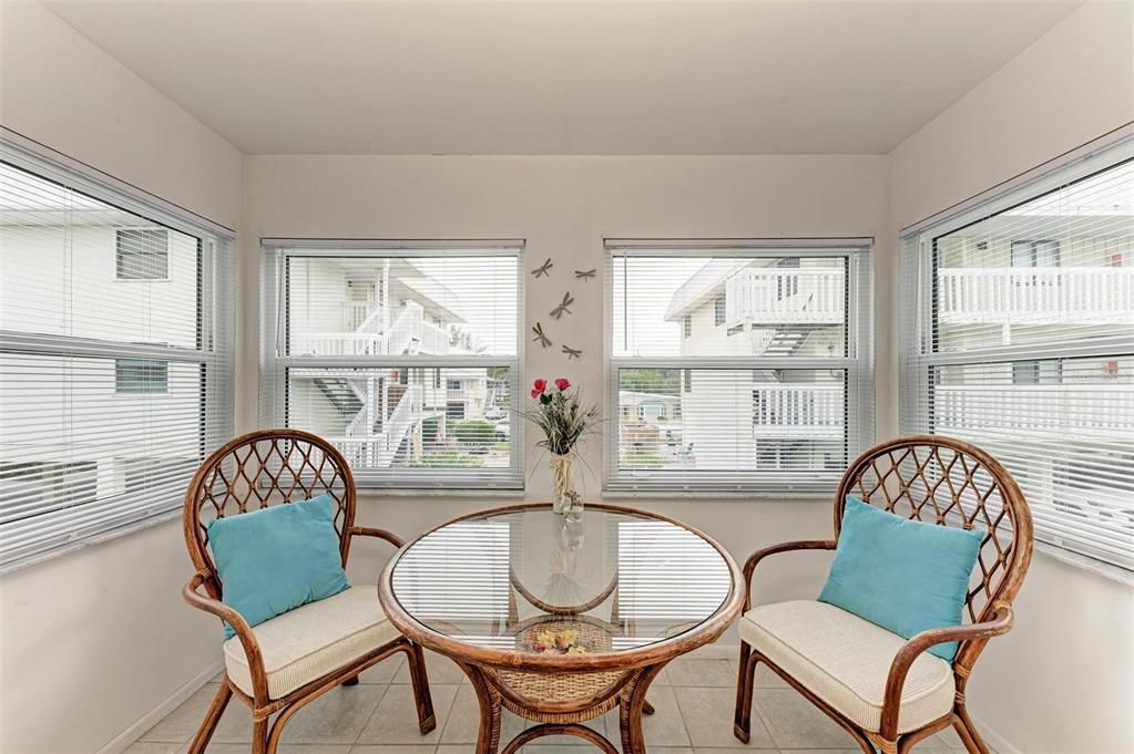 Под контрактом: $309,000 (2 спален, 1 ванн, 794 Квадратных фут)