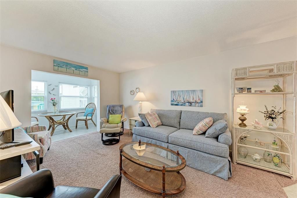 Под контрактом: $309,000 (2 спален, 1 ванн, 794 Квадратных фут)