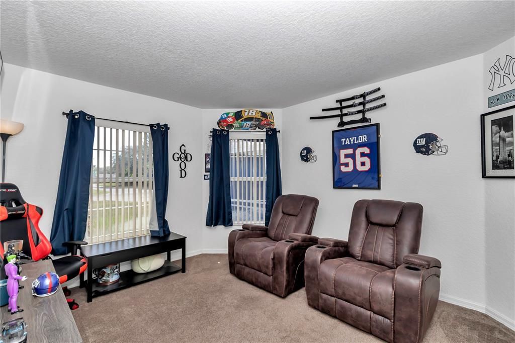 En Venta: $285,000 (4 camas, 2 baños, 1777 Pies cuadrados)