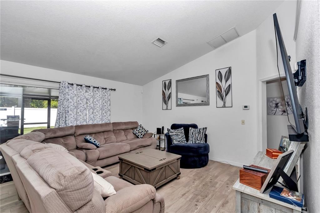 En Venta: $285,000 (4 camas, 2 baños, 1777 Pies cuadrados)