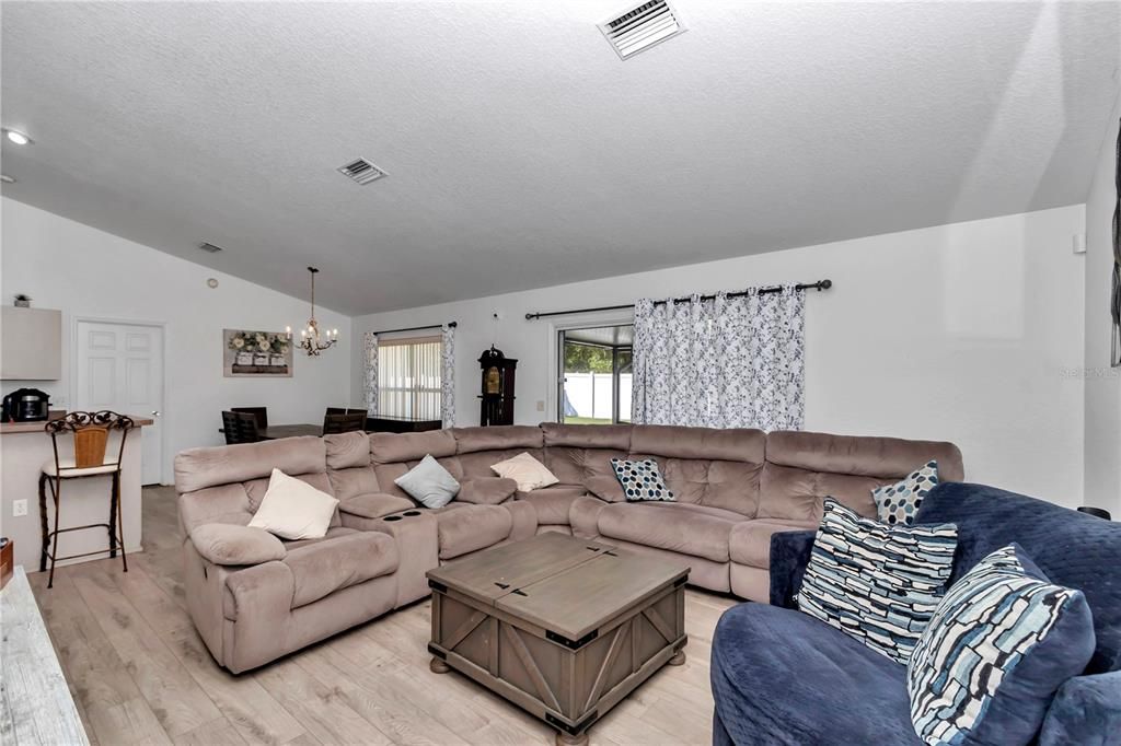 En Venta: $285,000 (4 camas, 2 baños, 1777 Pies cuadrados)