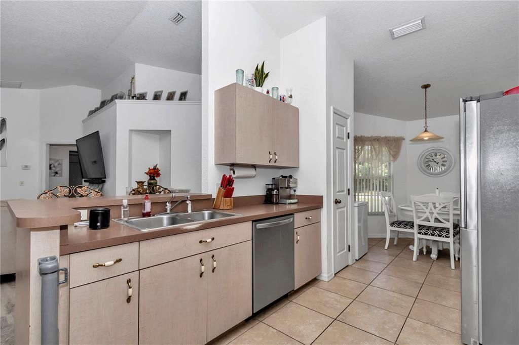 En Venta: $285,000 (4 camas, 2 baños, 1777 Pies cuadrados)