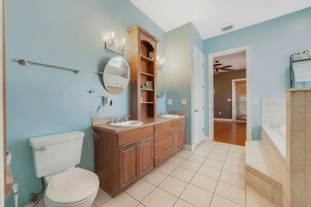 待售: $700,000 (5 贝兹, 3 浴室, 4525 平方英尺)