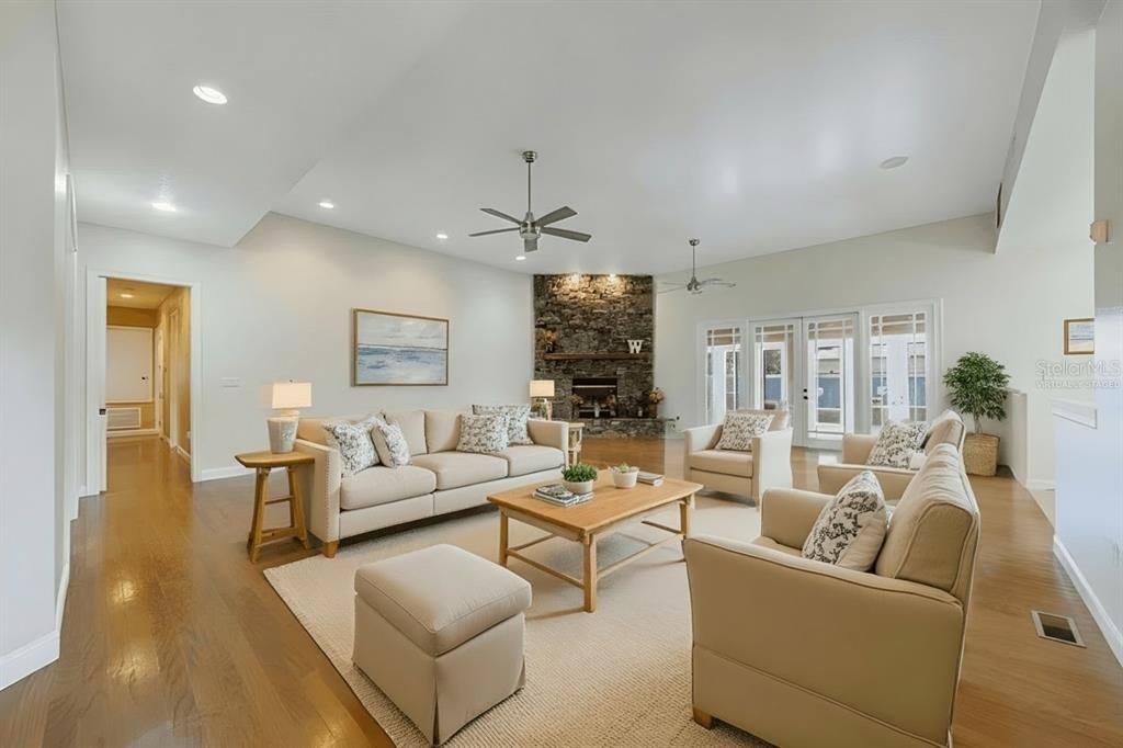 待售: $700,000 (5 贝兹, 3 浴室, 4525 平方英尺)