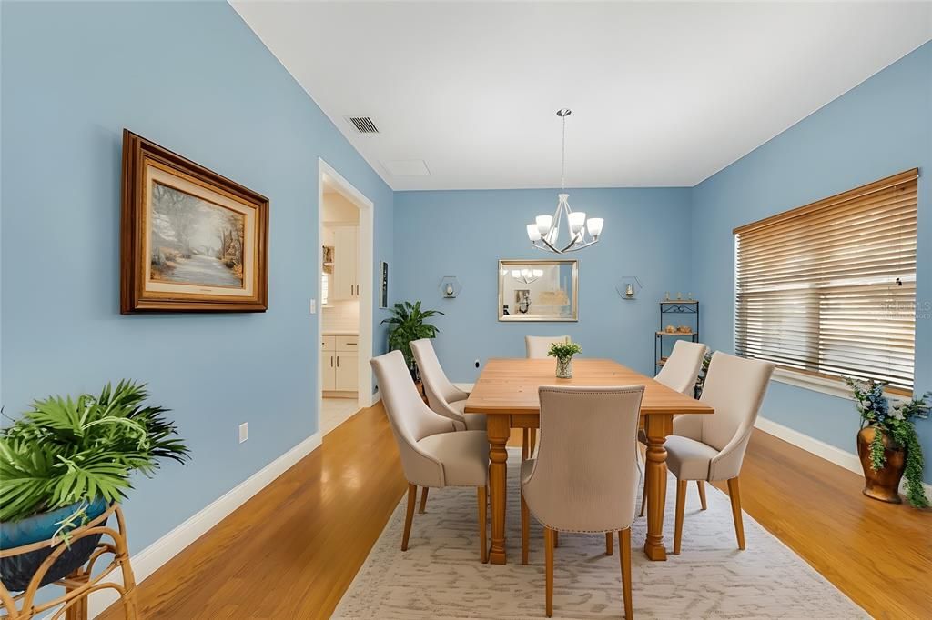 待售: $700,000 (5 贝兹, 3 浴室, 4525 平方英尺)