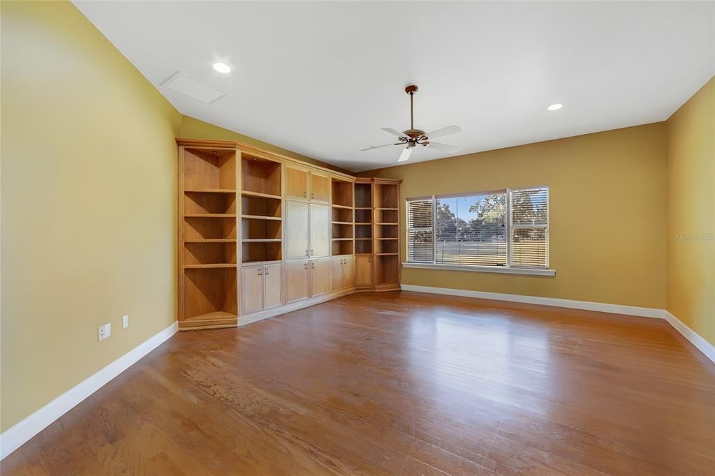 待售: $700,000 (5 贝兹, 3 浴室, 4525 平方英尺)