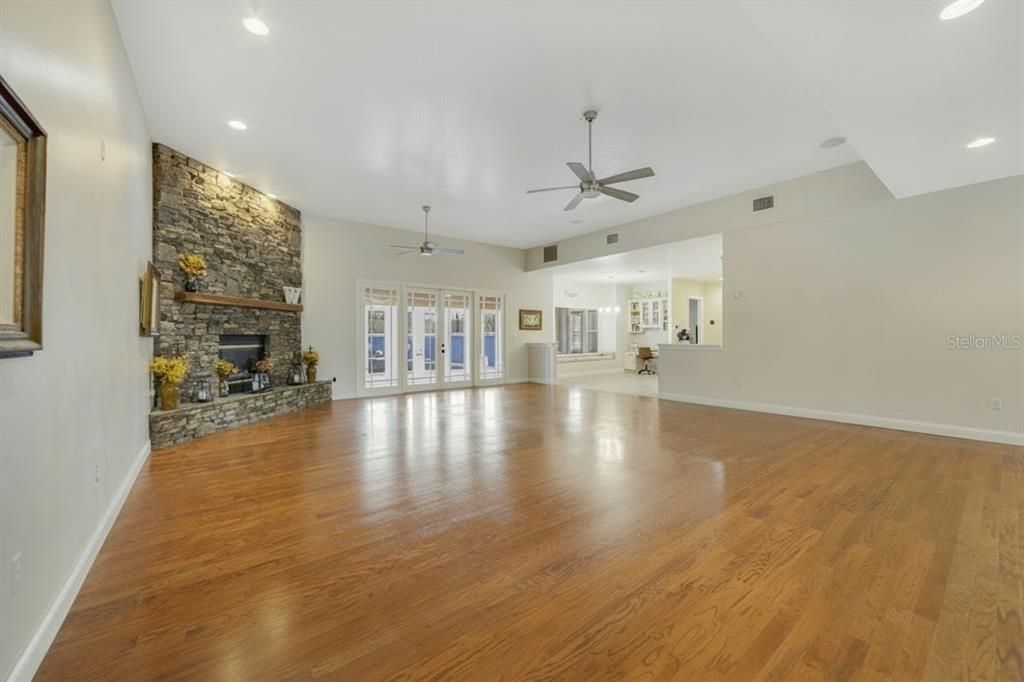 待售: $700,000 (5 贝兹, 3 浴室, 4525 平方英尺)