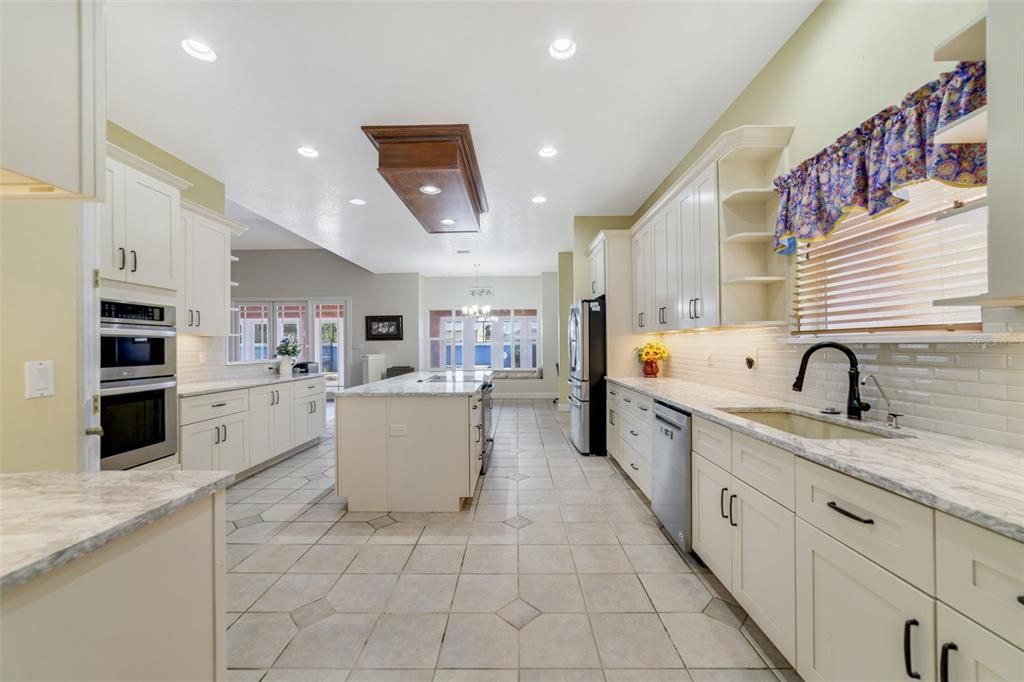 待售: $700,000 (5 贝兹, 3 浴室, 4525 平方英尺)