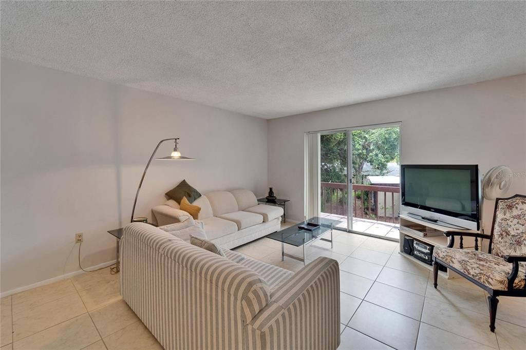 For Rent: $1,300 (1 beds, 1 baths, 590 Square Feet)