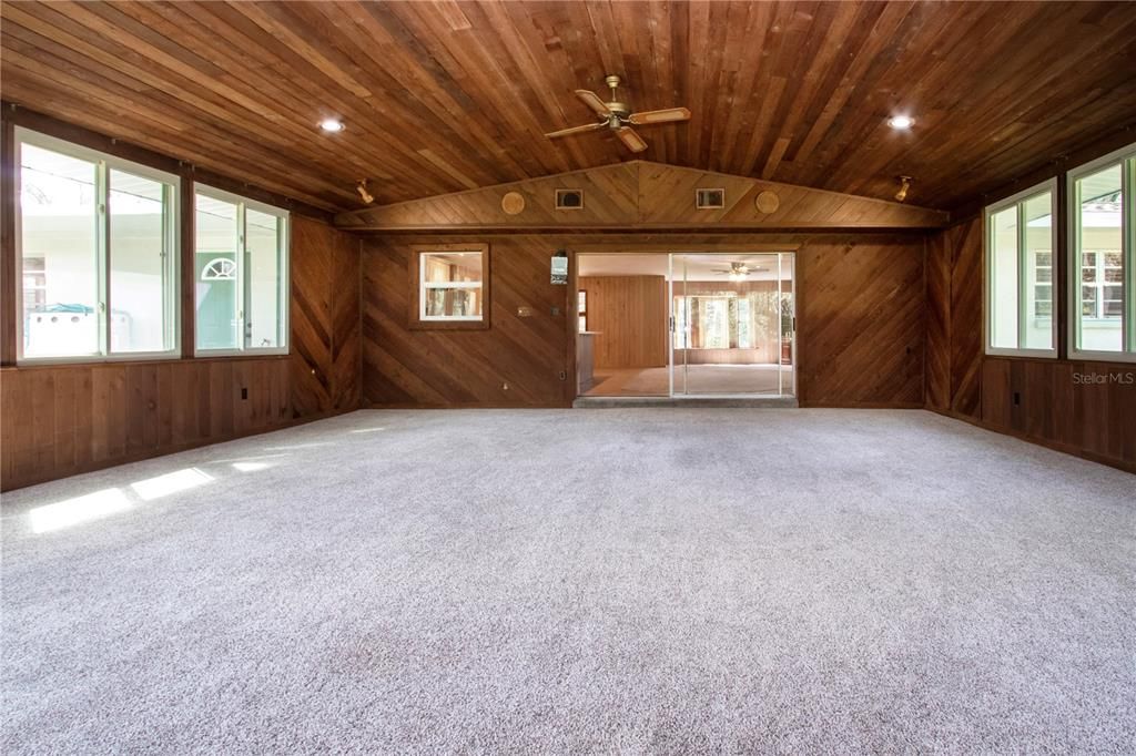 En Venta: $545,000 (3 camas, 2 baños, 2584 Pies cuadrados)