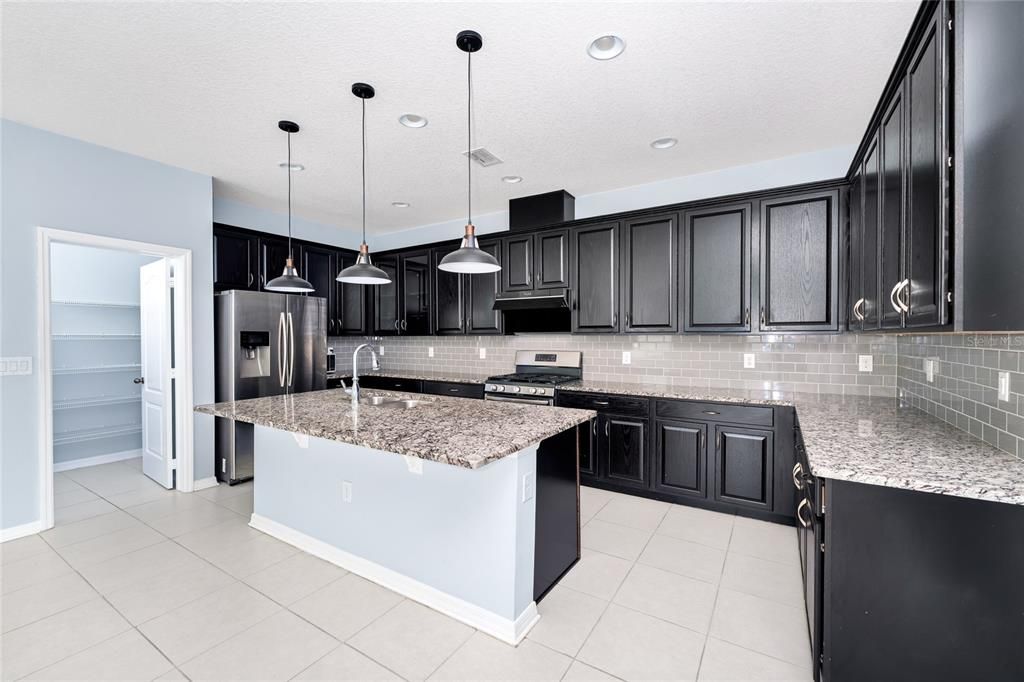 Под контрактом: $558,000 (4 спален, 3 ванн, 2438 Квадратных фут)