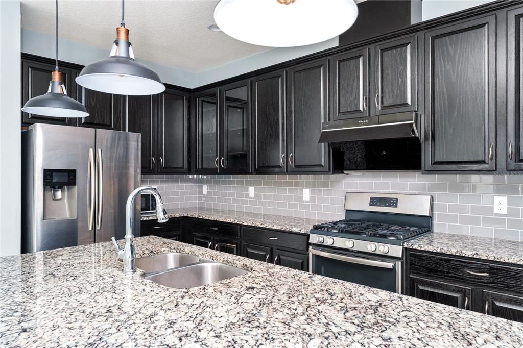 Под контрактом: $558,000 (4 спален, 3 ванн, 2438 Квадратных фут)