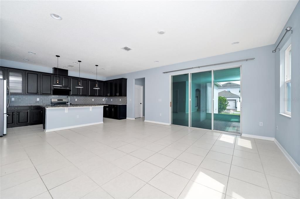 Под контрактом: $558,000 (4 спален, 3 ванн, 2438 Квадратных фут)