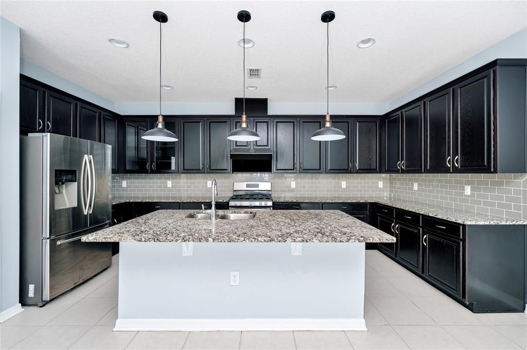 Под контрактом: $558,000 (4 спален, 3 ванн, 2438 Квадратных фут)