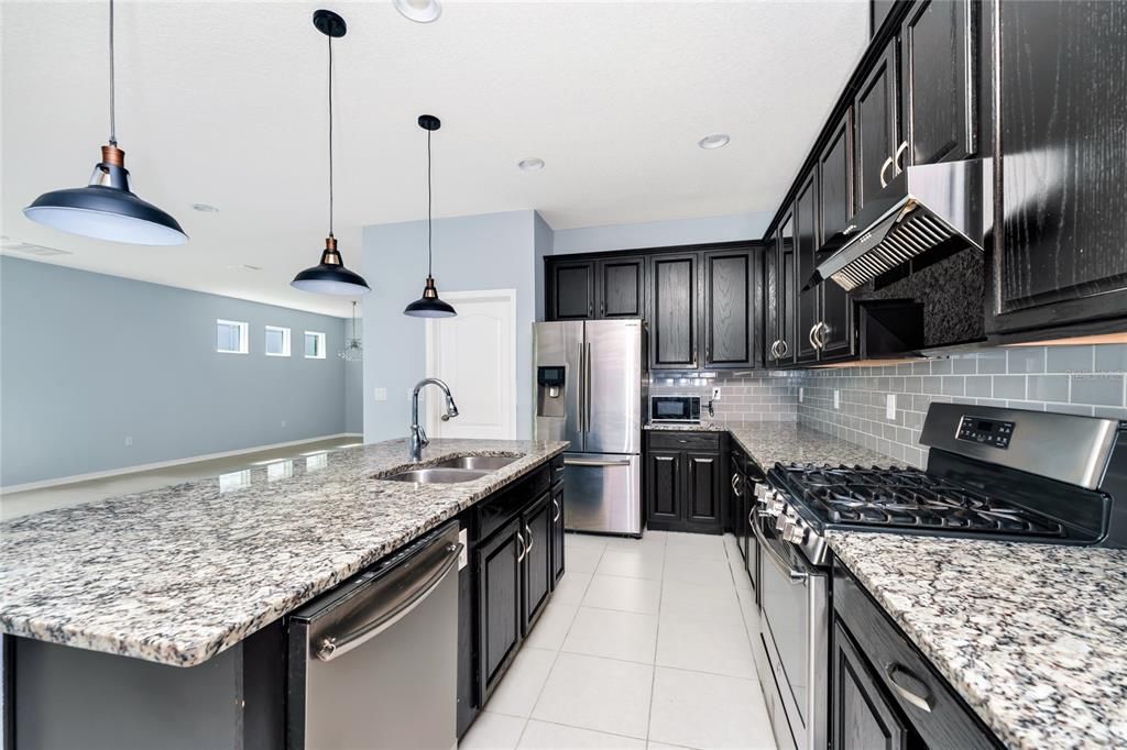 Под контрактом: $558,000 (4 спален, 3 ванн, 2438 Квадратных фут)