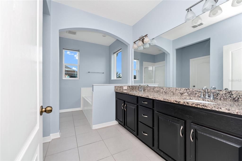 Под контрактом: $558,000 (4 спален, 3 ванн, 2438 Квадратных фут)