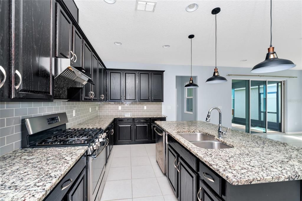 Под контрактом: $558,000 (4 спален, 3 ванн, 2438 Квадратных фут)