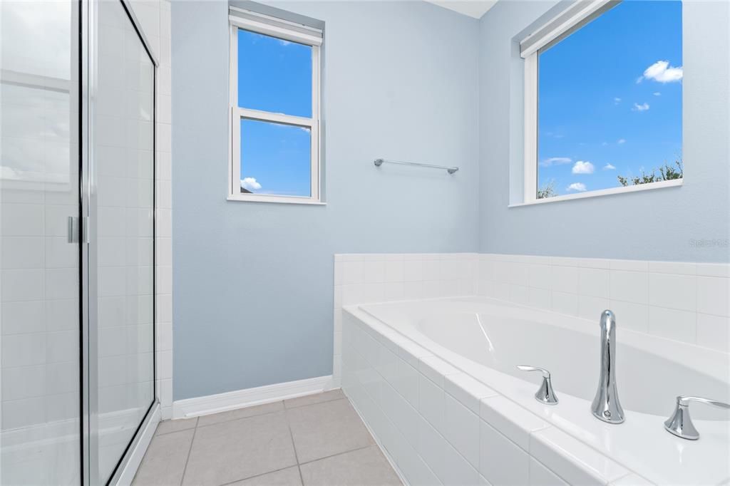 Под контрактом: $558,000 (4 спален, 3 ванн, 2438 Квадратных фут)