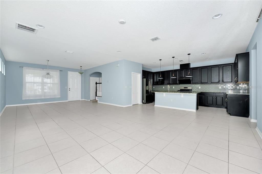 Под контрактом: $558,000 (4 спален, 3 ванн, 2438 Квадратных фут)