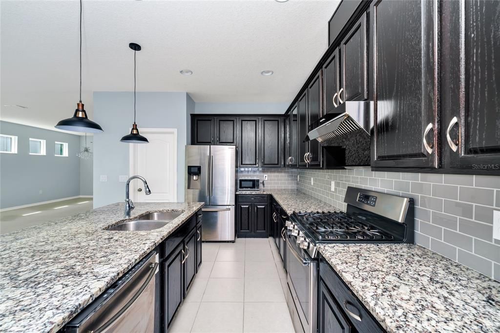 Под контрактом: $558,000 (4 спален, 3 ванн, 2438 Квадратных фут)