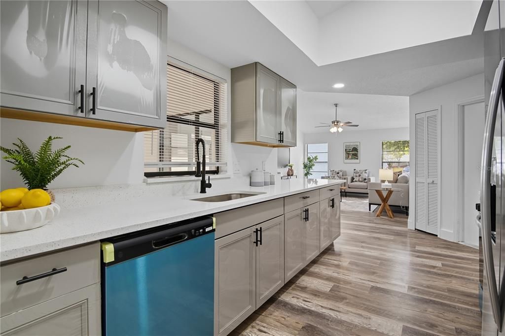 Active With Contract: $389,900 (3 beds, 2 baths, 1648 Square Feet)