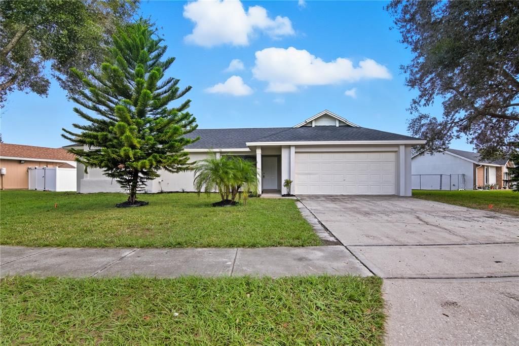 Active With Contract: $389,900 (3 beds, 2 baths, 1648 Square Feet)