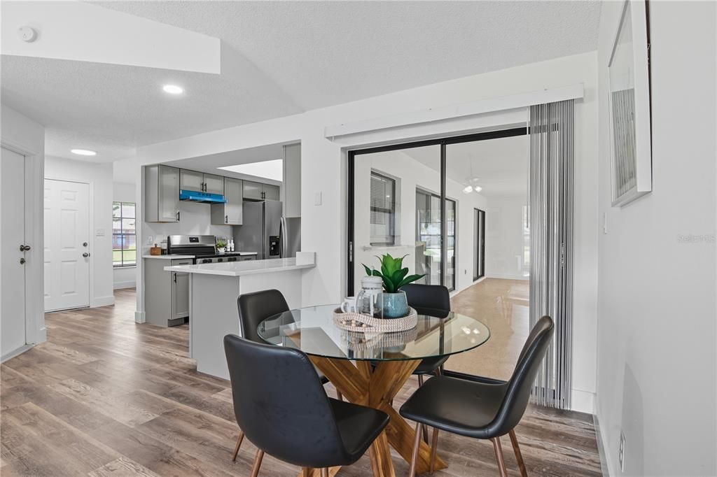 Active With Contract: $389,900 (3 beds, 2 baths, 1648 Square Feet)