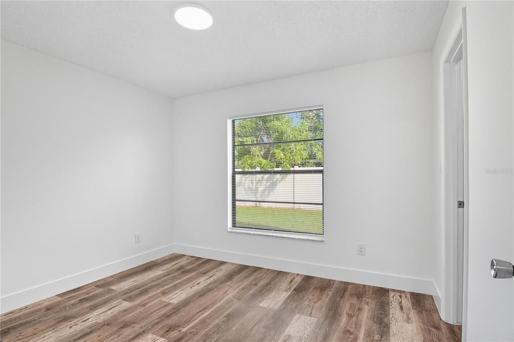 Active With Contract: $389,900 (3 beds, 2 baths, 1648 Square Feet)