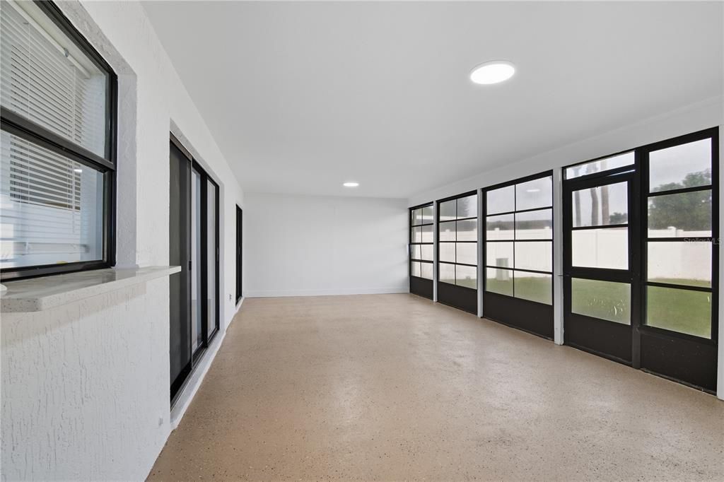 Active With Contract: $389,900 (3 beds, 2 baths, 1648 Square Feet)